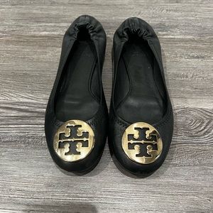 Tory burch logo flats.